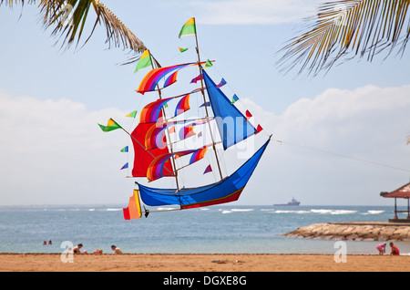 Bunte Drachen am Strand auf Bali Stockfoto