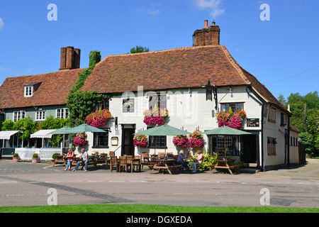 Das Fox Inn am Dorfanger, Finchingfield, Essex, England, Vereinigtes Königreich Stockfoto