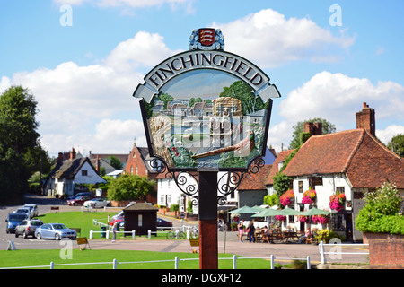 Ortsschild auf grün, Finchingfield, Essex, England, Vereinigtes Königreich Stockfoto