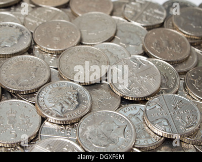 Bündel von 5 Pence-Stücke. Stockfoto