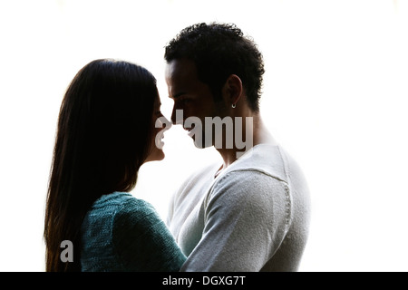 Junges Paar schauen einander in die Augen, Hintergrundbeleuchtung, Österreich Stockfoto