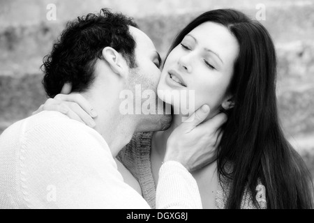 Junger Mann küssen eine junge Frau den Hals, Österreich Stockfoto