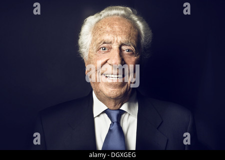 Lächelnd alten Mann auf einem schwarzen Hintergrund Stockfoto