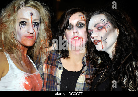 Zombies, die in Derrys Waterloo Place, der legendären 1982 neu gesammelten Michael Jackson pop video Thriller. Stockfoto