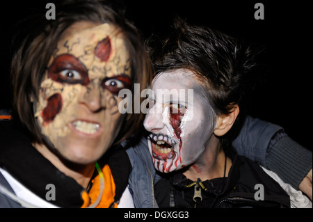 Zombies, die in Derrys Waterloo Place, der legendären 1982 neu gesammelten Michael Jackson pop video Thriller. Stockfoto