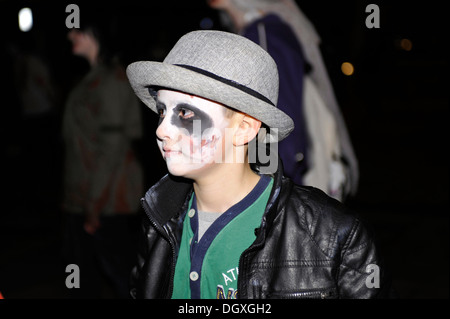 Zombies, die in Derrys Waterloo Place, der legendären 1982 neu gesammelten Michael Jackson pop video Thriller. Stockfoto