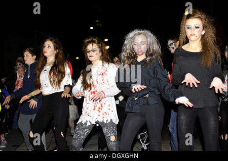 Zombies, die in Derrys Waterloo Place, der legendären 1982 neu gesammelten Michael Jackson pop video Thriller. Stockfoto