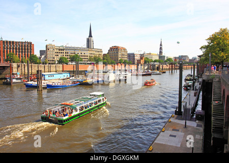 Ausflugsboote und Hafenrundfahrten in den Hafen oder die Hansestadt Hamburg Stockfoto