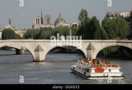 Boot am Seineufer, Pont-Neuf Brücke, Kathedrale Notre-Dame de Paris, Ile De La Cite, Paris, Île-de-France, Frankreich, Europa Stockfoto