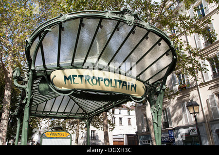 Eingang von der Metro-Station Abbesses mit original Jugendstil Dach, Montmartre, Paris, Ile de France, Frankreich Stockfoto