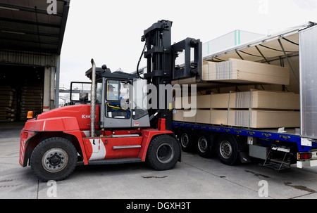 Gabel-Lifter laden fertigen Spanplatten auf einen LKW, Pfleiderer AG Werk am Stammsitz in Neumarkt Stockfoto