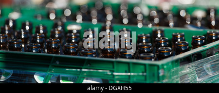 Leer, wiederverwendbare Getränkebehälter im Hof eines Supermarktes Stockfoto