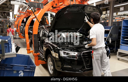 Ein Audi-Mitarbeiter Installation Haken auf ein Audi A4 Limousine, Fließband, Audi-Werk Ingolstadt, Bayern Stockfoto