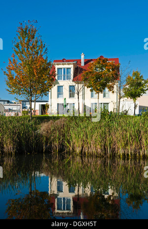 Doppelhaushälfte am See, Markt Schwaben, Bayern Stockfoto