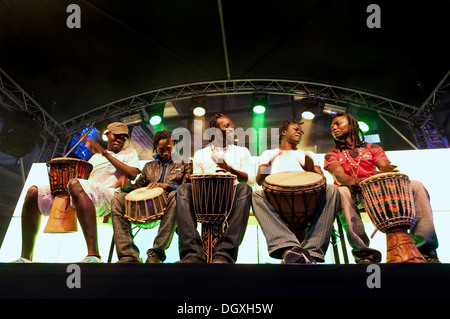 Eine Gruppe von Musikern aus dem Senegal geben ein spontanes Konzert bei der Abschlussparty des Filmfest München in München Stockfoto