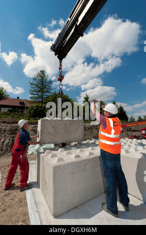 Statiker, indem die ersten Blöcke während einer Baustelle Belastungstest auf einer Baustelle in Fridolfing, Bayern Stockfoto