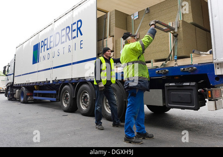 Mitarbeiter sichern Spanplatten geladen auf einem LKW, Pfleiderer AG Werk am Stammsitz in Neumarkt, Oberpfalz Stockfoto