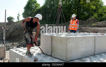 Statiker, indem die ersten Blöcke während einer Baustelle Belastungstest auf einer Baustelle in Fridolfing, Bayern Stockfoto