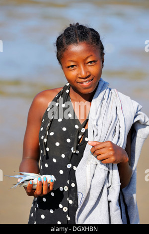 Jungen madagassischen Frau zeigt stolz ihre frisch gefangenen Fisch, Madagaskar, Afrika Stockfoto