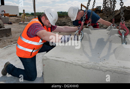Statiker, indem erste Blöcke während einer Baustelle Belastungstest auf einer Baustelle in Fridolfing, Bayern Stockfoto