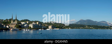 Blick über den Vierwaldstättersee, Hofkirche St. Leodegar Kirche mit zwei Türmen im alten Stadt Luzern, Schweiz, Europa Stockfoto