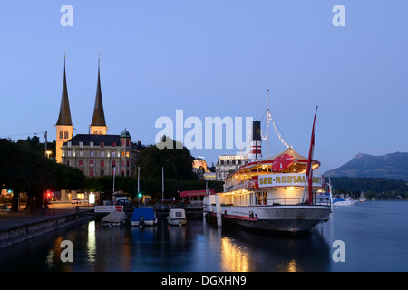 Schwimmendes Restaurant vor der Hofkirche St. Leodegar Kirche, Luzern, Schweiz, Europa Stockfoto