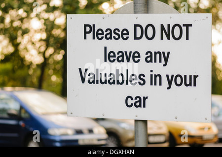 Melden Sie sich bei einem Parkplatz Warnung Fahrer nicht lassen Sie keine Wertsachen im Auto Stockfoto