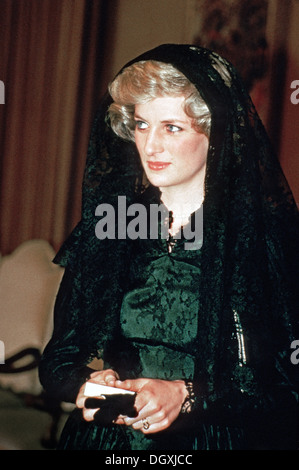 TRH Prinz und Prinzessin von Wales, Prinz Charles und Prinzessin Diana bei einer Audienz mit Papst Johannes Paul II. Im Vatikan 29. April 1985. Stockfoto