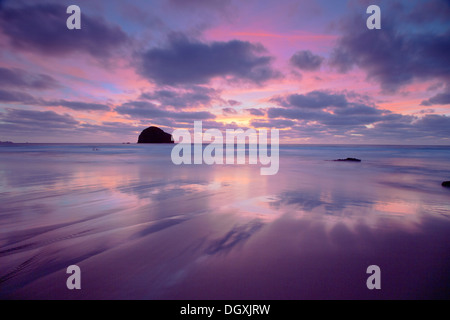 Trebarwith Strand; in der Nähe von Tintagel; Sonnenuntergang; Cornwall; UK Stockfoto