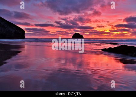 Trebarwith Strand; in der Nähe von Tintagel; Sonnenuntergang; Cornwall; UK Stockfoto