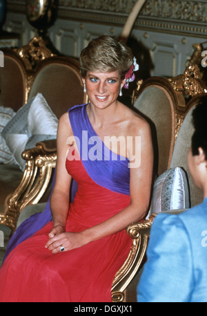 Ihre Königliche Hoheit Prinzessin Diana kommt zum Abendessen im Grand Palace trägt eine Kleid von Catherine Walker während ihre königliche Tour Thailand Feb Stockfoto