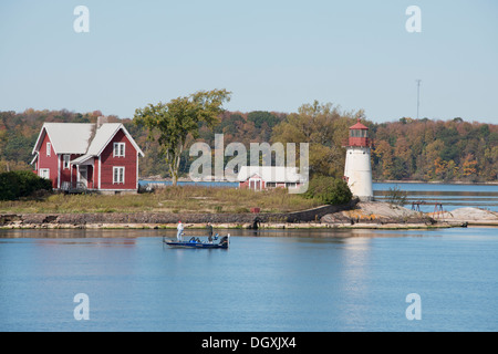 New York, St. Lawrence Seaway, Thousand Islands. Fischer vor der kleinen Insel mit Leuchtturm. Stockfoto