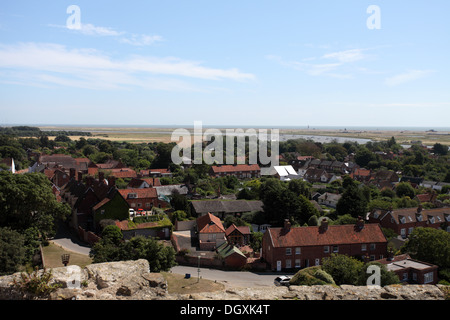 Blick hinunter auf das Dorf von Orford von der mittelalterlichen Burg mit Orford Ness am Horizont, Suffolk Stockfoto