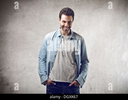 Portrait eines lächelnden jungen im blauen Hemd Stockfoto