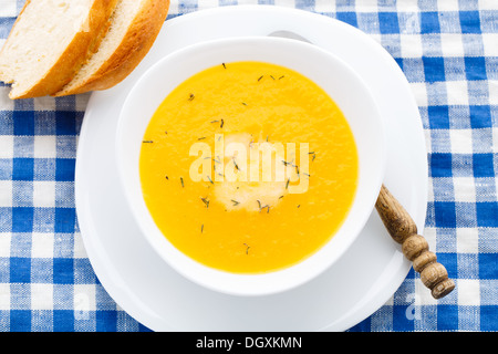 Kürbissuppe in Schüssel weiß Stockfoto