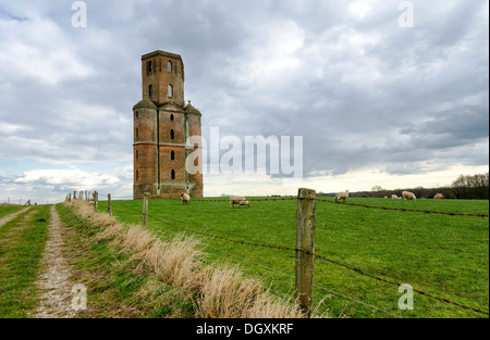 Einem alten verfallenen Turm in Horton, Dorset, ursprünglich als eine Torheit, die jetzt als ein Handy-Mast verwendet Stockfoto