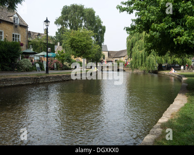 Der River Windrush fließt durch die Cotswold Dorf von Bourton-on-the-Water in Gloucestershire, England Stockfoto