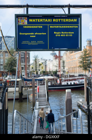 Menschen auf dem Steg wartet ein Wasser taxi im Hafen im zentralen Rotterdam in den Niederlanden Stockfoto