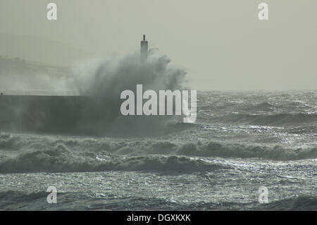 Aberystwyth, Wales, UK. Aberystwyth Promenade von der St Jude Sturm getroffen Winde am Sonntag, 27. Oktober 2013 in Kraft. Bildnachweis: Barry Watkins/Alamy Live-Nachrichten Stockfoto