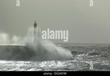 Aberystwyth, Wales, UK. Aberystwyth Promenade von der St Jude Sturm getroffen Winde am Sonntag, 27. Oktober 2013 in Kraft. Bildnachweis: Barry Watkins/Alamy Live-Nachrichten Stockfoto