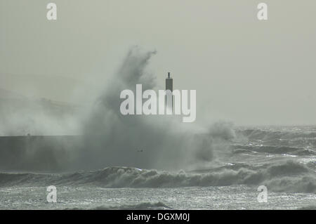 Aberystwyth, Wales, UK. Aberystwyth Promenade von der St Jude Sturm getroffen Winde am Sonntag, 27. Oktober 2013 in Kraft. Bildnachweis: Barry Watkins/Alamy Live-Nachrichten Stockfoto