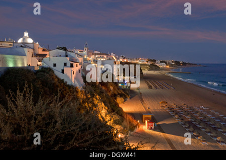 Portugal, Algarve, Albufeira in der Abenddämmerung Stockfoto