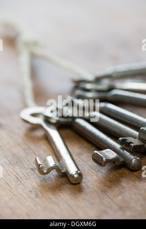 Alte Schlüssel auf hölzernen Hintergrund Stockfoto