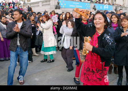 Londoner Teilnahme an Diwali 2013 feiern auf dem Trafalqar Platz, London, UK Stockfoto