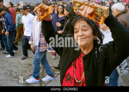 Londoner Teilnahme an Diwali 2013 feiern auf dem Trafalqar Platz, London, UK Stockfoto