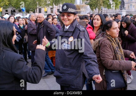 Ethnische Polizistin beteiligt sich an Diwali 2013 feiern auf dem Trafalqar Platz, London, UK Stockfoto