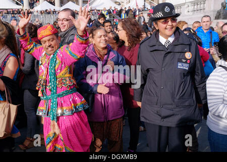 Ethnische Polizistin beteiligt sich an Diwali 2013 feiern auf dem Trafalqar Platz, London, UK Stockfoto