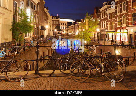 Fahrräder im historischen Zentrum in der Nacht auf Oudegracht Kanal, Utrecht, Provinz Utrecht, Niederlande Stockfoto