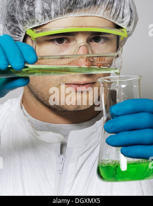 Praktikant oder Techniker bei einem chemischen experiment Stockfoto