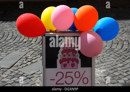 -25 % Verkauf, Werbung mit Luftballons Stockfoto